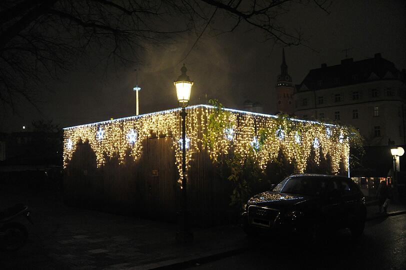 Das kleine Müllhäusl auf dem Viktualienmarkt erstrahlt weihnachtlich.