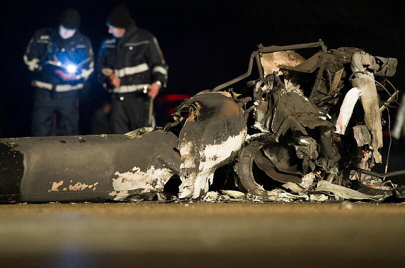 Den Angaben zufolge fiel der Helikopter auf der vielbefahrenen Transitstrecke zwischen ...