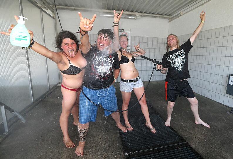 Brütende Hitze in Wacken. Die Metal-Fans strömen zu Tausenden ins örtliche Freibad.
