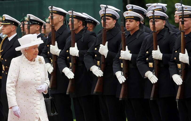 Die Queen begeistert bei ihrem Staatsbesuch in Berlin am Mittwoch die Massen. Die Bilder des Tages.