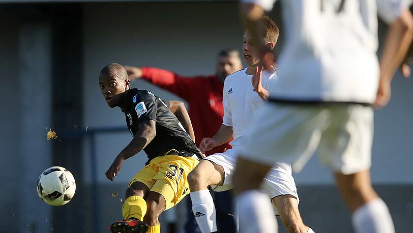 Kicken für den guten Zweck: Der TSV 1860 beim Benefizspiel gegen eine Auswahl des Bayerischen Fußballverbands (BFV) in Burghausen. Kicken für den guten Zweck: Der TSV 1860 beim Benefizspiel gegen eine Auswahl des Bayerischen Fußballverbands (BFV) in Burghausen.