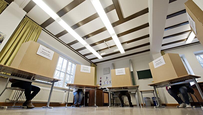 Am Sonntag könnten einige Beobachter in den Wahllokalen stehen. Das ist erlaubt, es gibt aber Regeln zu beachten. Am Sonntag könnten einige Beobachter in den Wahllokalen stehen. Das ist erlaubt, es gibt aber Regeln zu beachten.