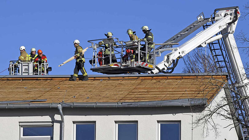Die Feuerwehr auf dem Dach der Schule.