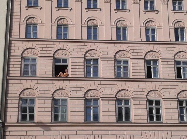 Das Haus mit dem Fenster hat die AZ-Leserin auf ihrem Weg mit dem Radl entdeckt.