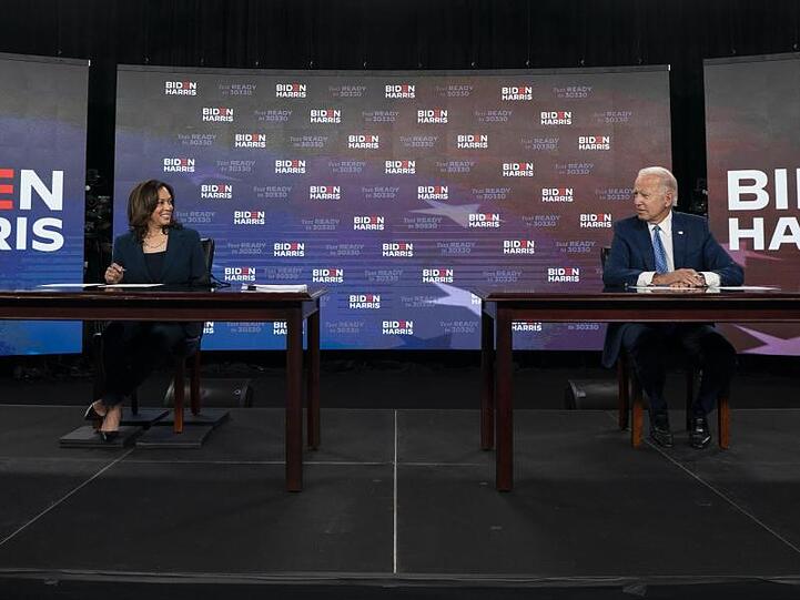 Joe Biden (r), demokratischer Bewerber um die Präsidentschaftskandidatur und ehemaliger US-Vizepräsident, und Kamala Harris, demokratische Senatorin von Kalifornien und Vize-Präsidentschaftsbewerberin für die Präsidentschaftswahlen 2020.