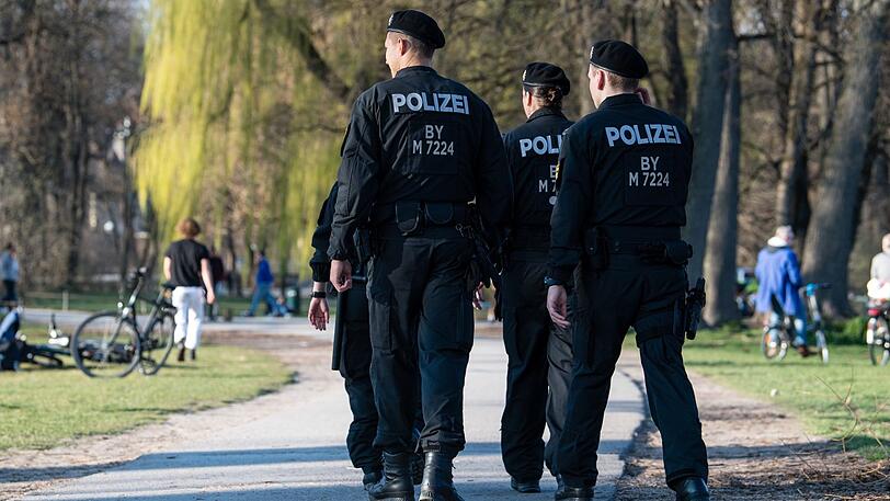 Polizisten sind in Parks wie hier im Englischen Garten derzeit ein alltäglicher Anblick.