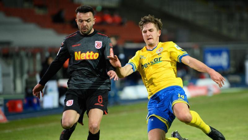 Regensburgs Albion Vrenezi und Braunschweigs Nico Klaß (l-r.) in Aktion.