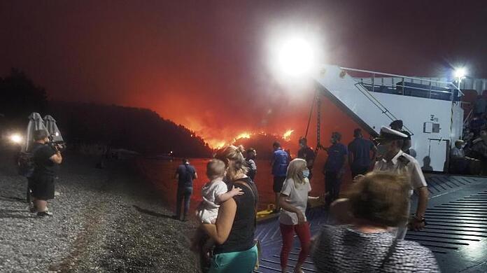 Am Strand von Kochyli werden Menschen mit einer Fähre evakuiert.