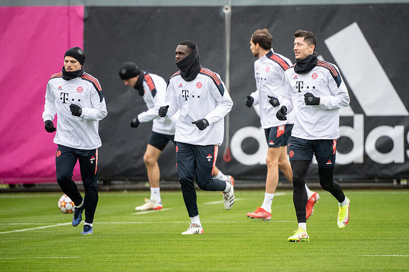 Marcel Sabitzer, Tanguy Nianzou und Robert Lewandowski  (von links) wärmen sich auf.