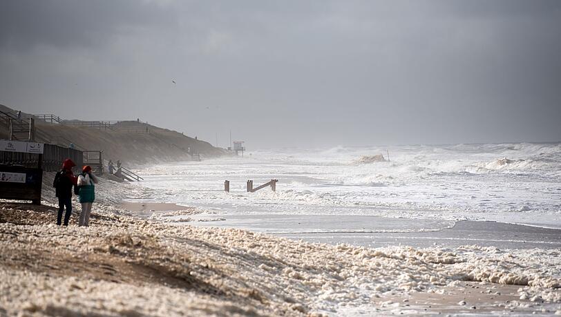 Sturmflut vor Sylt. Das Wetter lockte auch Spaziergänger an die Nordsee.