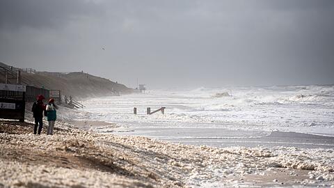 Sturmflut vor Sylt. Das Wetter lockte auch Spaziergänger an die Nordsee.