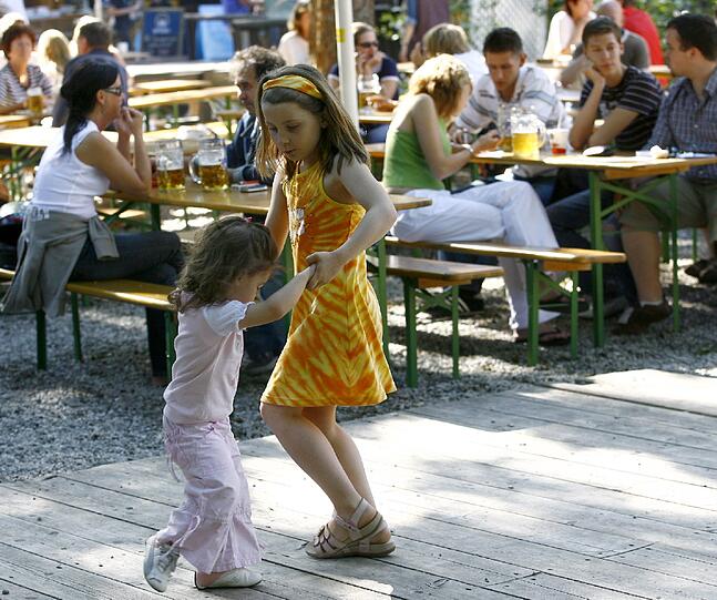 Tanzboden im Biergarten: Diese zwei Kinder wissen schon genau, wie man gekonnt seine Kreise dreht.