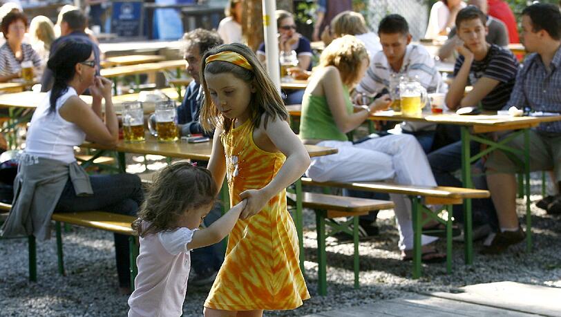 Tanzboden im Biergarten: Diese zwei Kinder wissen schon genau, wie man gekonnt seine Kreise dreht. Tanzboden im Biergarten: Diese zwei Kinder wissen schon genau, wie man gekonnt seine Kreise dreht.