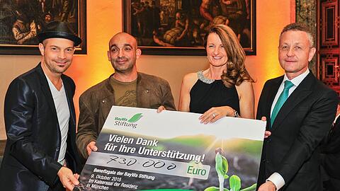 Da ist ganz schön was zusammengekommen (von links): Jazz-Barde Roger Cicero mit dem Kabarettisten Django Asül, Stiftungs-Chefin Maria Thon und BayWa-Boss Klaus Josef Lutz.