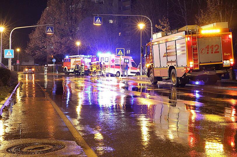 Die Bilder vom Unfall aus Traunreut, bei dem eine Passantin schwer verletzt wird.
