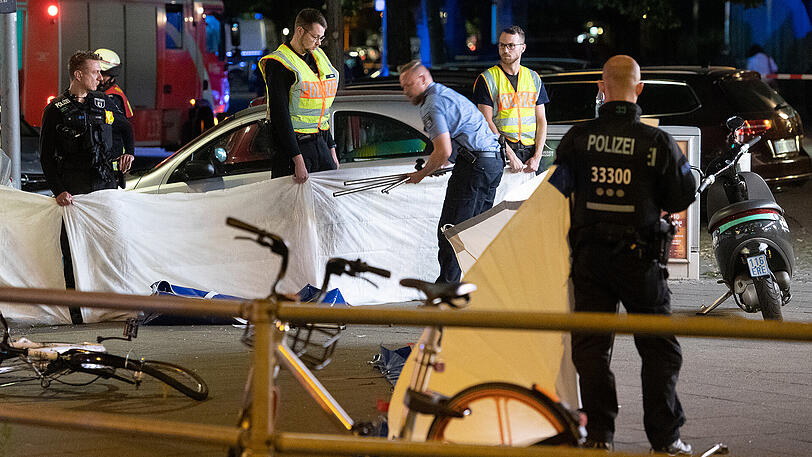 Am Ende einer Verfolgungsjagd stirbt eine unbeteiligte Radlerin. Die Bilder vom Horror-Unfall in Berlin.