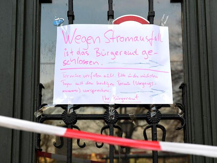 Straßenbahnen fuhren nicht, Laternen und Ampeln sind ausgefallen, auch die Türen des Bürgeramtes blieben geschlossen.
