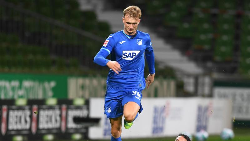 Werders Leonardo Bittencourt (r) versucht Hoffenheims Stefan Posch per Grätsche zu stoppen.