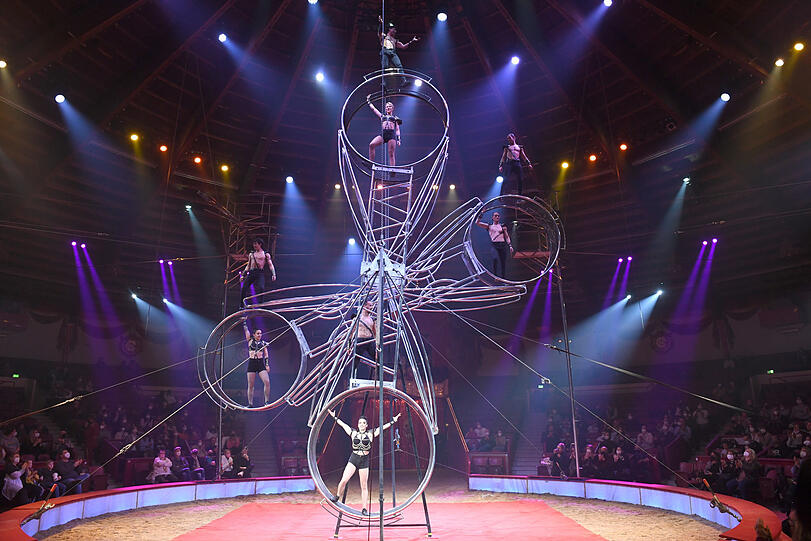Sensationelle Darbietung: die Truppe Mustafa Danguir turnt in der Manege in einem doppelten Riesenrad.