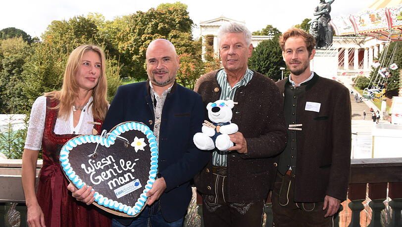 Von links nach recht: Katrin Bahr, Condrobs-Vorstand und Geschäftsführerin, Wiesn Gentleman 2022 Werner W., OB Dieter Reiter und Schauspieler Stefan Murr. Von links nach recht: Katrin Bahr, Condrobs-Vorstand und Geschäftsführerin, Wiesn Gentleman 2022 Werner W., OB Dieter Reiter und Schauspieler Stefan Murr.