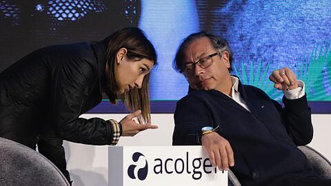 Laura Sarabia (l) im Gespräch mit Gustavo Petro, Präsident von Kolumbien.