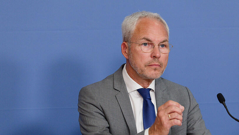Stefan Gronemeyer, Bundesvorsitzender des Medizinischen Dienstes, glaubt, dass es in einem von hundert Fällen zu einem Behandlungsfehler im Krankenhaus kommt. Stefan Gronemeyer, Bundesvorsitzender des Medizinischen Dienstes, glaubt, dass es in einem von hundert Fällen zu einem Behandlungsfehler im Krankenhaus kommt.