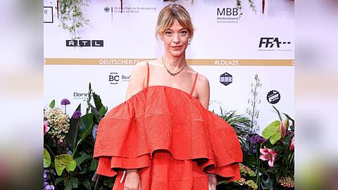 Auch Heike Makatsch trug beim Deutschen Filmpreis ein Statement-Kleid, das mit seinen Proportionen und Rüschen perfekt zum Modetrend "Man Repeller" passt.