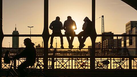 Ein abendlicher Treffpunkt im Frühling und Sommer: Junge Menschen sitzen entspannt in den Brückenbögen.