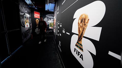 Die Tickets f&uuml;r die Fu&szlig;ball-WM 26 sind begehrt - und teuer.