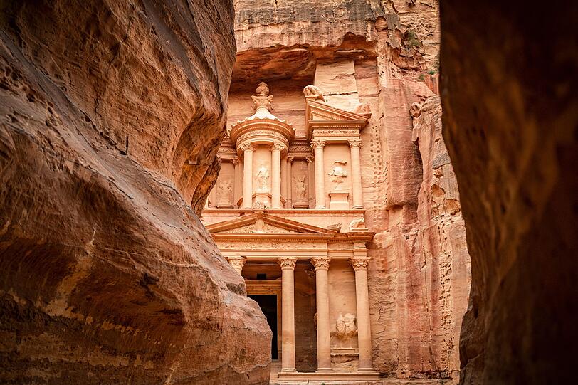 Genauso wie in Kappadokien lohnt es sich auch in Petra früh aufzustehen. Denn dann erleben Sie die einzigartige Felsenstadt, die zu den sieben Weltwundern zählt, noch ohne große Menschenmassen. Petra liegt im jordanischen Wadi Musa und war einst die Hauptstadt des Reiches der Nabtäer. Die Stätte bietet eine einzigartige Mischung aus Natur und Geschichte und Sie sollten sie einmal gesehen haben! Genauso wie in Kappadokien lohnt es sich auch in Petra früh aufzustehen. Denn dann erleben Sie die einzigartige Felsenstadt, die zu den sieben Weltwundern zählt, noch ohne große Menschenmassen. Petra liegt im jordanischen Wadi Musa und war einst die Hauptstadt des Reiches der Nabtäer. Die Stätte bietet eine einzigartige Mischung aus Natur und Geschichte und Sie sollten sie einmal gesehen haben!