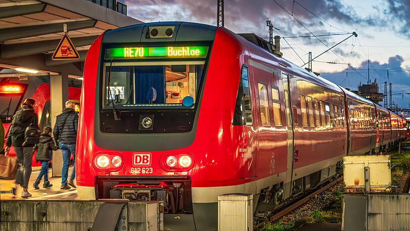 Ein Regionalzug RE70 nach Buchloe am Münchner Hauptbahnhof: Wegen Bauarbeiten wird die Verbindung zeitweise durch Busse ersetzt. Ein Regionalzug RE70 nach Buchloe am Münchner Hauptbahnhof: Wegen Bauarbeiten wird die Verbindung zeitweise durch Busse ersetzt.