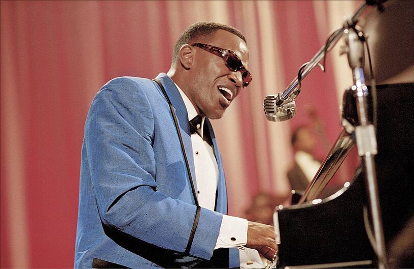 F&uuml;r seine brillante Darstellung der Soul-Ikone Ray Charles in "Ray" wurde Jamie Foxx, der selbst in die Tasten griff, mit einem Oscar ausgezeichnet.