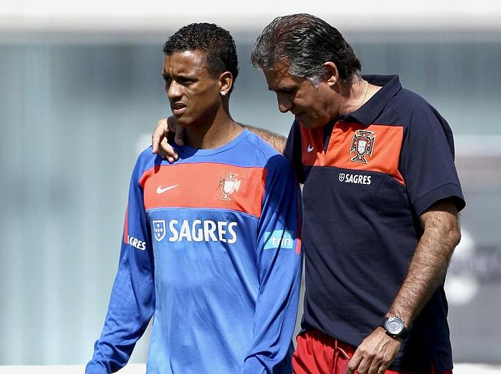 Portugals Nationaltariner Carlos Queiros (r) im Gespräch mit Nani.