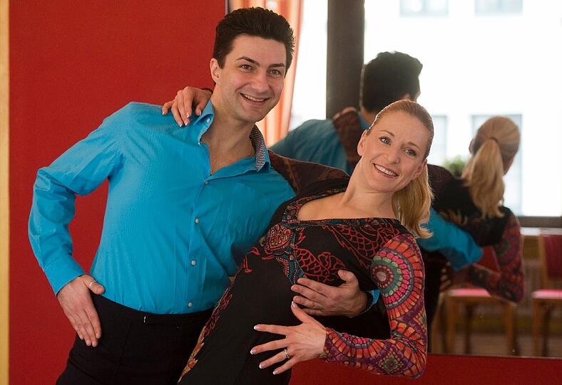 Schlagersängerin Stefanie Hertel trainiert unter Anleitung von Profitänzer Sergiy Plyuta in einer Münchner Tanzschule für ihren Auftritt bei der RTL-Show "Let's Dance".