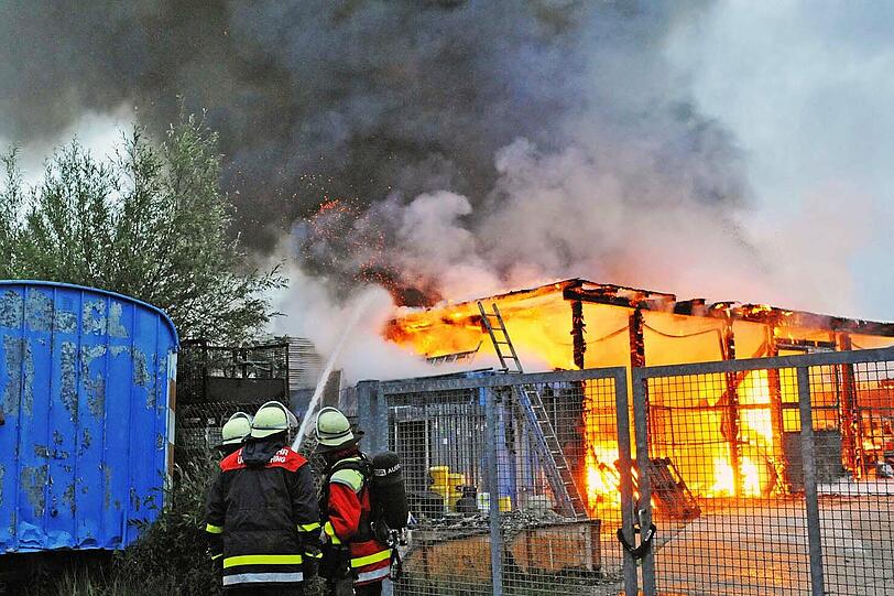 Flammenmeer in Haching: Eine Lagerhalle war in Brand geraten.