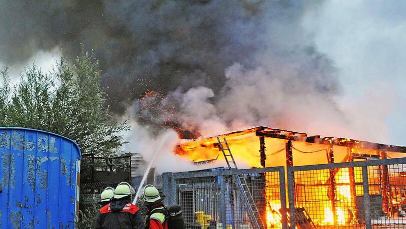 Flammenmeer in Haching: Eine Lagerhalle war in Brand geraten. Flammenmeer in Haching: Eine Lagerhalle war in Brand geraten.