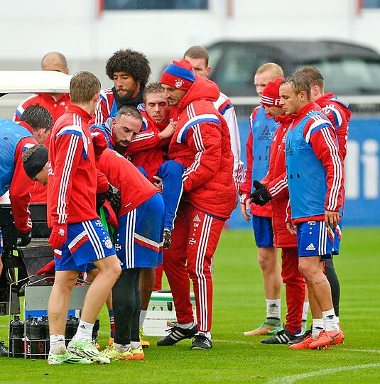 Der FCB-Schock in Bildern - hier wird der verletzte Philipp Lahm beim Training abtransportiert!
