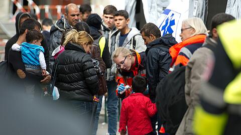 Auch am Montag kamen wieder Tausende Flüchtlinge in München an.