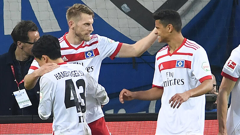 Doch unabsteigbar? - Die HSV-Spieler bejubeln den Sieg über den FC Schalke 04. Damit sind die Chancen auf den Klassenerhalt wieder gestiegen.