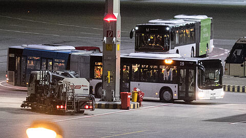 Abgelehnte Asylsuchende fahren zum Abschiebeflug am Münchner Flughafen.