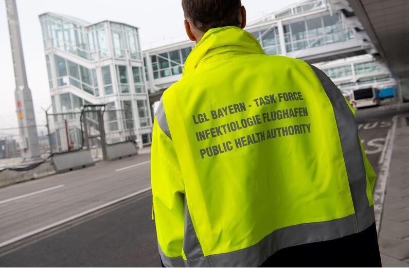 "Task Force - Infektiologie Flughafen" steht auf der Jacke eines Mitarbeiters. Die Einheit kämpft gegen SARS, die Schweinegrippe, Lassafieber, Masern und Windpocken - und möglicherweise bald gegen das neue Coronavirus aus China?