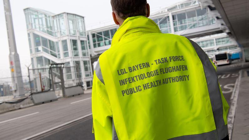"Task Force - Infektiologie Flughafen" steht auf der Jacke eines Mitarbeiters. Die Einheit kämpft gegen SARS, die Schweinegrippe, Lassafieber, Masern und Windpocken - und möglicherweise bald gegen das neue Coronavirus aus China? "Task Force - Infektiologie Flughafen" steht auf der Jacke eines Mitarbeiters. Die Einheit kämpft gegen SARS, die Schweinegrippe, Lassafieber, Masern und Windpocken - und möglicherweise bald gegen das neue Coronavirus aus China?