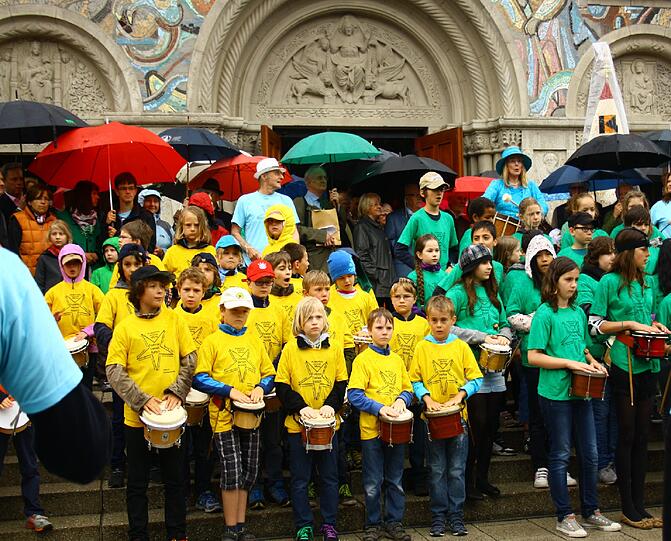 Richtig begeistert wirken die Kinder nicht. Kein Wunder, angesichts des Schmuddelwetters.