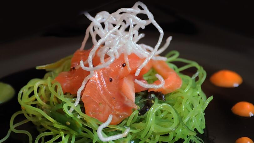 1. Gang: Sashimi vom Lachs.
