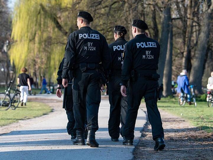 Polizisten patrouillieren durch den Englischen Garten. Foto: Matthias Balk/dpa/Archivbild
