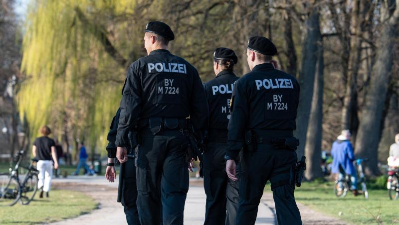 Polizisten patrouillieren durch den Englischen Garten. Foto: Matthias Balk/dpa/Archivbild Polizisten patrouillieren durch den Englischen Garten. Foto: Matthias Balk/dpa/Archivbild