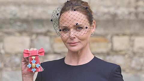 Stella McCartney nach der Verleihung auf Schloss Windsor.