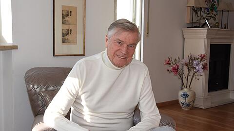 "Der Frühling in München ist wahrhaftig weiß-blau": Jochen Busse in seiner Schwabinger Wohnung.