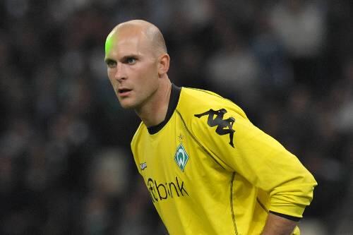 Bremens Torwart Christian Vander, der von "Fans" mit Laserpointern geblendet wird.