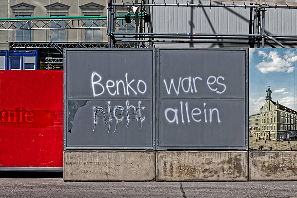 In der Zeit des Stillstands hinterlie&szlig;en immer wieder Leute Kommentare am Bauzaun.